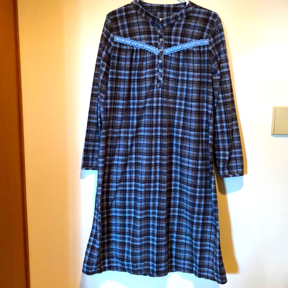 Celestial Dreams flannel nightgown. Size large.